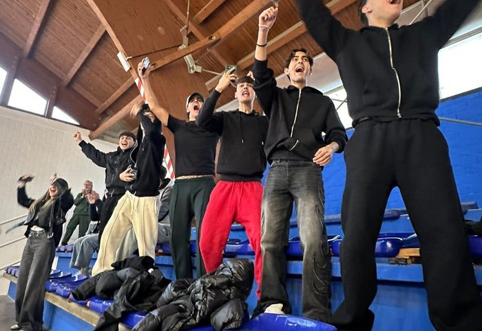 Studenti sugli spalti durante un evento sportivo