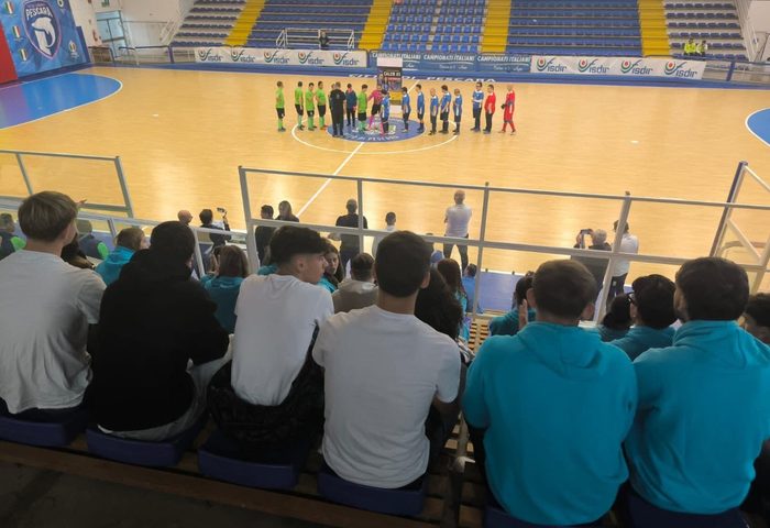 Studenti sugli spalti durante una partita di calcio a 5