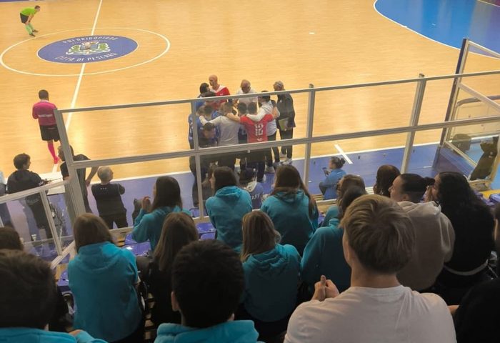 Studenti durante una manifestazione sportiva al palazzetto